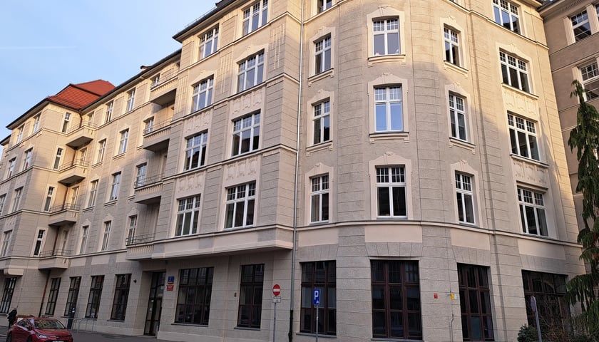 Elewacja obiektu Urzędu Miejskiego Wrocławia od ul. G. Zapolskiej.